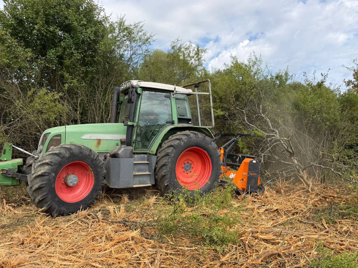 Traktor sa šumskim malčerom u radu