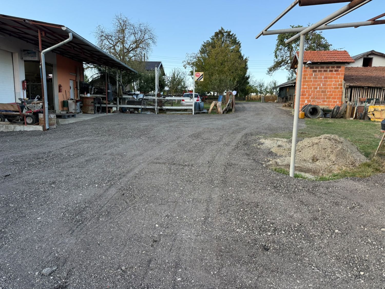 Dvorište nasuto kamenom frakcije 0.60