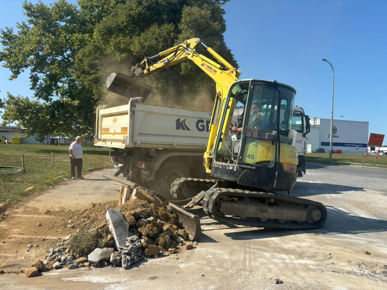 Bager utovara kamen u kamion